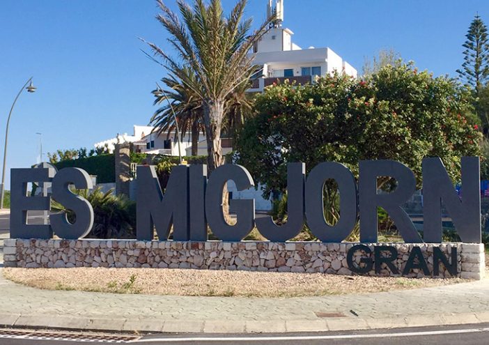 Es Migjorn contará con minibús y taxi a demanda, se elimina bus lanzadera 2 ayuntamiento de migjorn